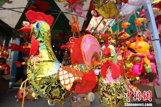 鸡年元宵将至扬州花灯市场“鸡”花灯靓眼