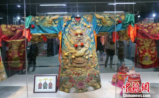 潮绣大师李春亮：带着“国宝级刺绣”跨洋秀技倾八方