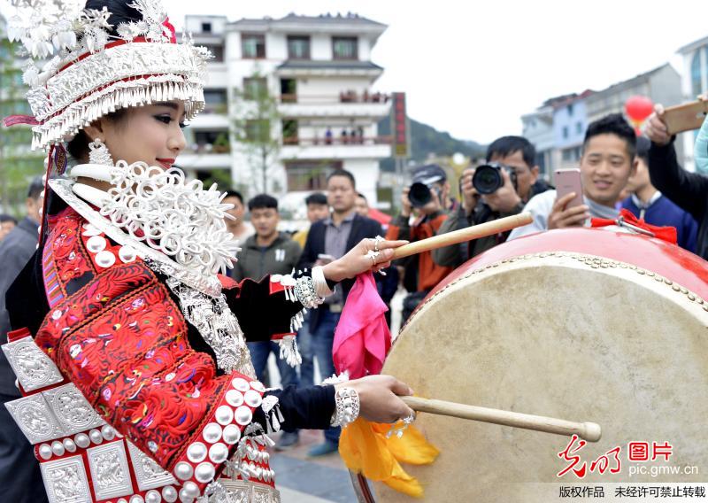 貴州苗族同胞盛裝游演“姊妹節” 貴州苗族同胞盛裝游演“姊妹節”
