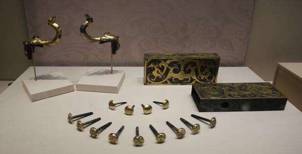 海昏侯刘贺墓出土的大型的,综合性的青铜雕塑作品是一套青铜错金编钟.