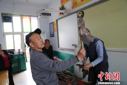 沙河高庙皮影:70岁老人演绎光影摇曳的艺术(图) 沙河高庙皮影:70岁老人演绎光影摇曳的艺术(图)