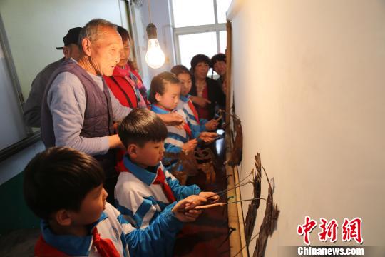 沙河高庙皮影:70岁老人演绎光影摇曳的艺术(图)