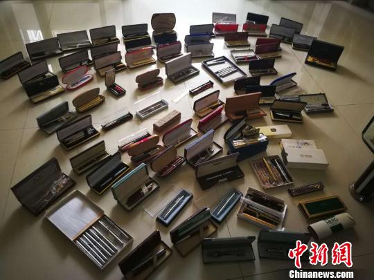 海口一家四代收藏千支钢笔承载时代变迁