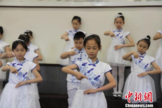 浙江一小学为百年前诗词谱曲 倡传统文化驻童