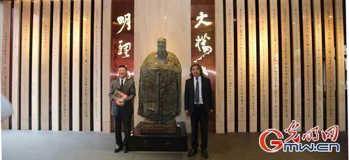 华文化名人专集《吴为山的雕塑世界》在澳门发