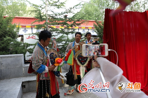 雪山江河为幕 直播中演绎百年传统藏戏 _非遗