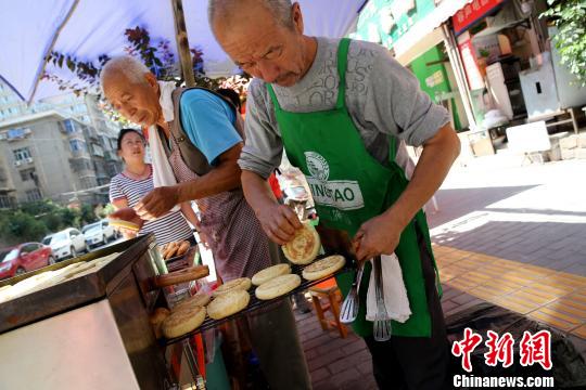 西安街头手工“土月饼”热销 西安街头手工“土月饼”热销“原乡味”成卖点