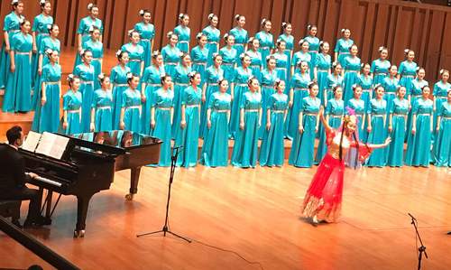 北方女子民歌合唱团在国家大剧院刮起东北风