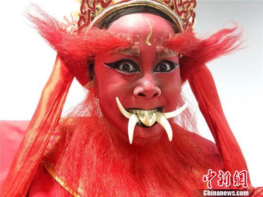 80后“耍牙”传人:口含十颗獠牙传承绝技(图) 80后“耍牙”传人:口含十颗獠牙传承绝技(图)