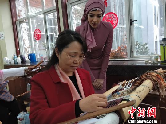 外媒记者体验湘绣制作 外媒记者体验湘绣制作惊叹中国传统工艺之美