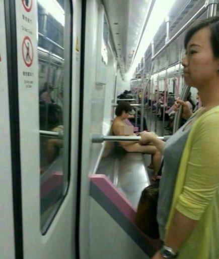 武汉地铁现<em>裸女</em>淡定玩ipad 盘点<em>一丝不挂</em>另类