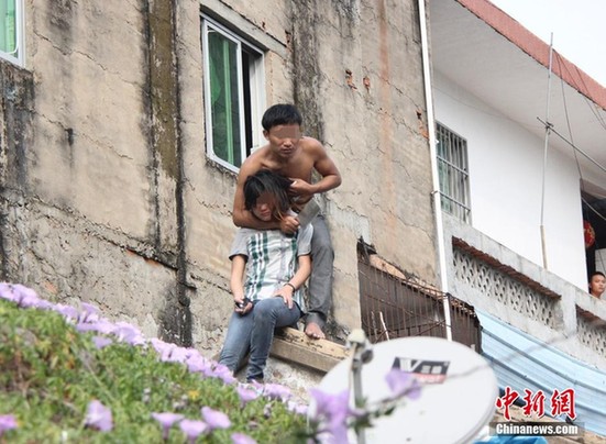 三亚一男子劫持<em>女友</em>逼婚 爬楼顶强迫人质脱光