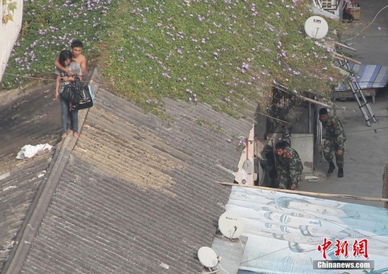 三亚一男子劫持<em>女友</em>逼婚 爬楼顶强迫人质脱光