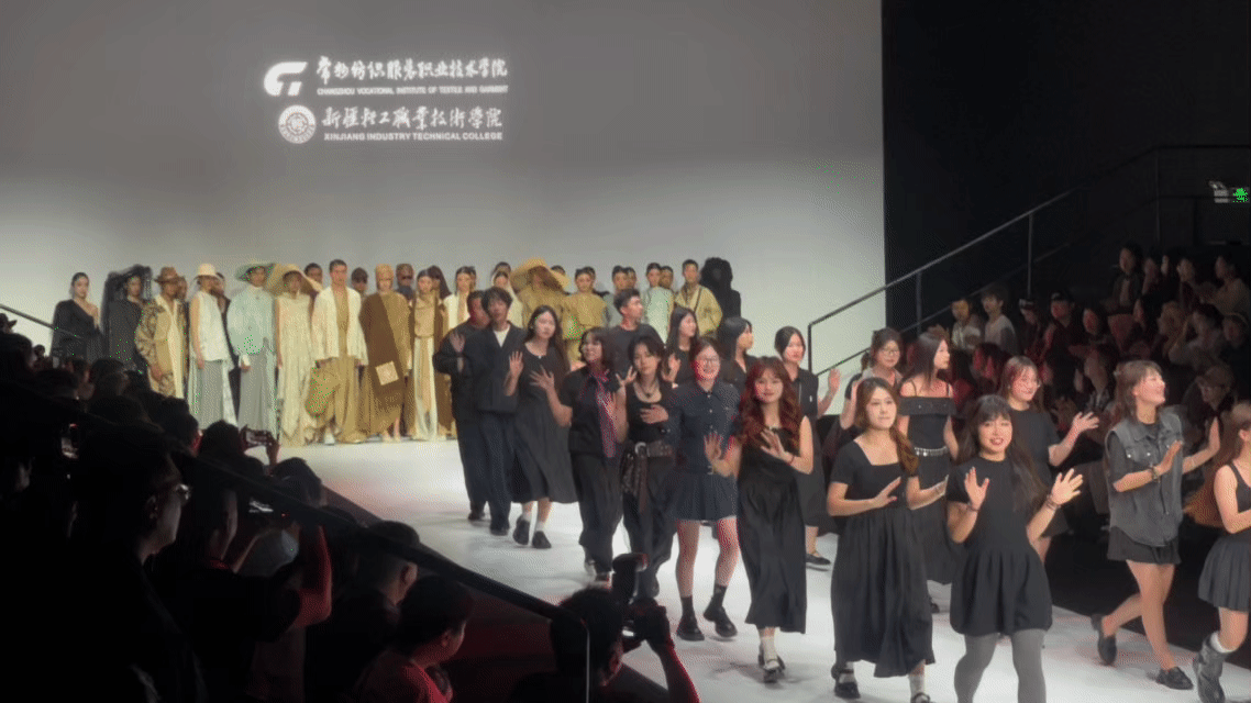 “帛风”绽放国际舞台：常州纺院学子以丝帛演绎东方新美学