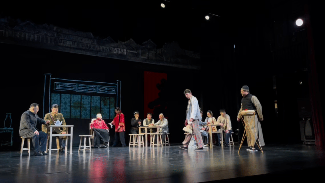 沉浸式曲艺舞台剧《小羊圈胡同》首演，致敬老舍经典