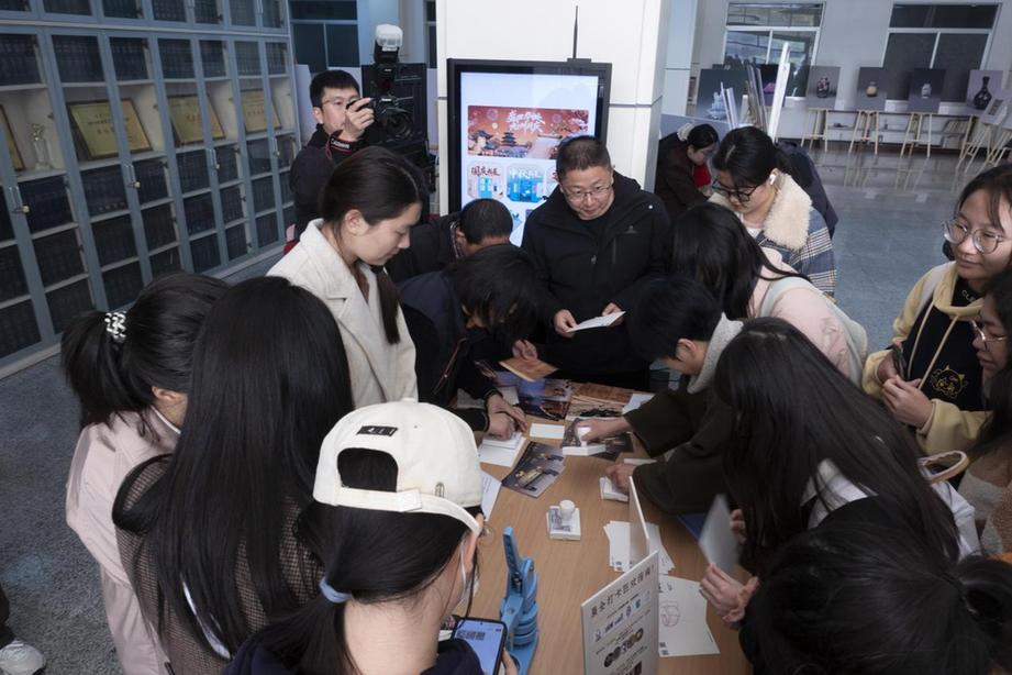 “国宝映华夏·青春共鉴”首展开幕 数字技术助海外文物图片“归来”