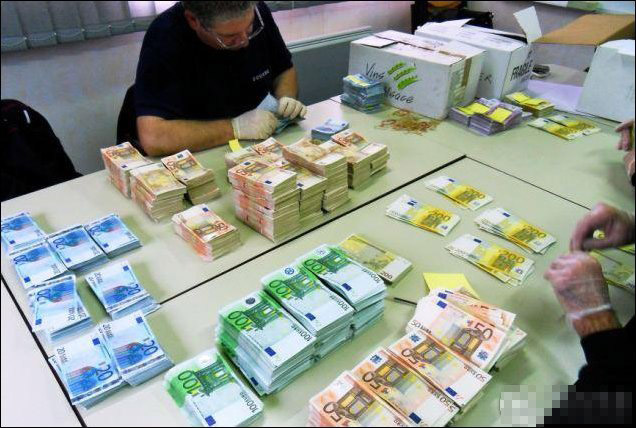 中国土豪带180万欧旅游 怕被劫钱藏车座里