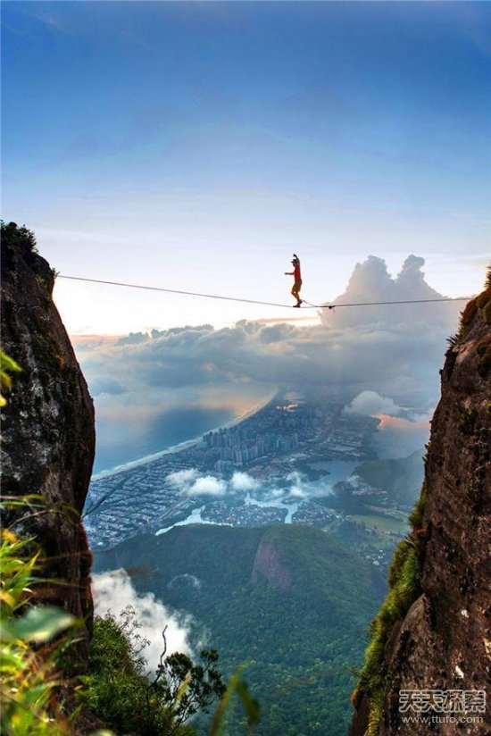 玩的就是心跳:29张户外惊险照让人毛骨悚然