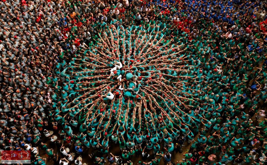 西班牙举办"叠人塔"大赛 中国队创记录