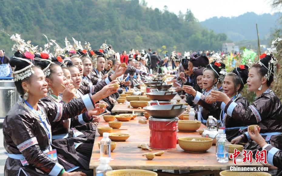 侗族妇女在吃长桌宴,欢庆侗年
