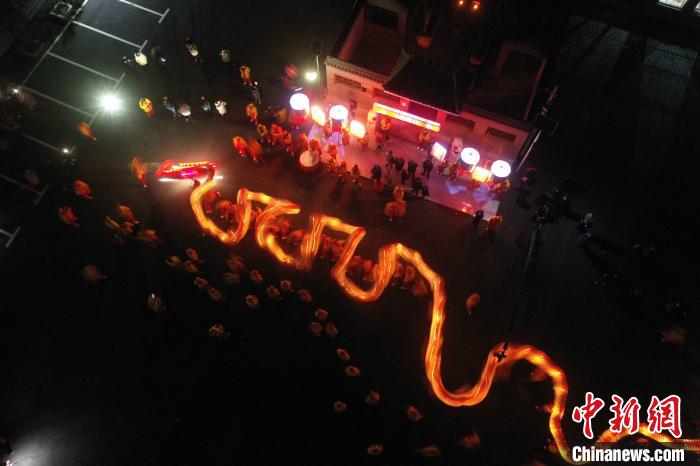 安徽：百米“洋蛇灯”再次“出宫” 以老带新代代相传