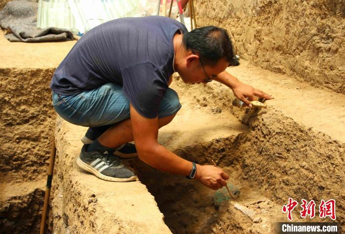 资料图：在滕州大韩东周墓地，考古人员正在清理和发掘的文物。　赵晓 摄