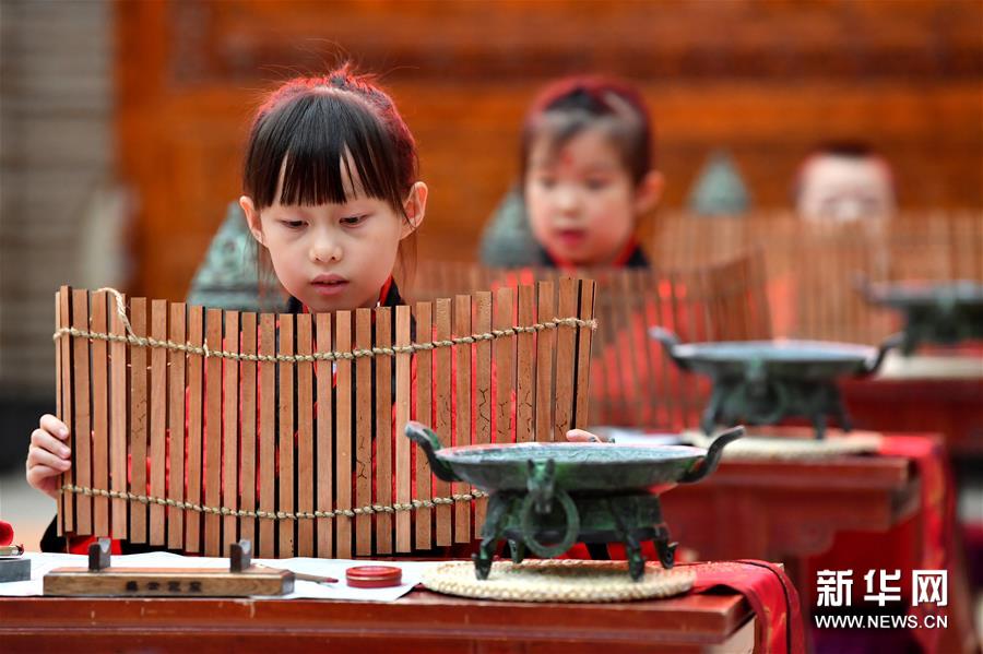 西安：学童“开笔破蒙” 体验传统文化
