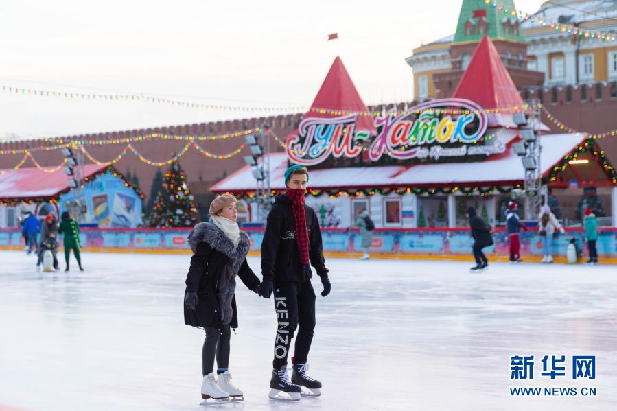 人们在莫斯科红场上滑冰