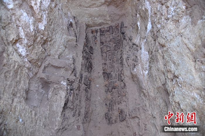 内蒙古阴山以北草原地区首次发现典型匈奴墓群