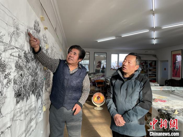 访内蒙古农村的"草根"画家:用画笔记录新农村变迁