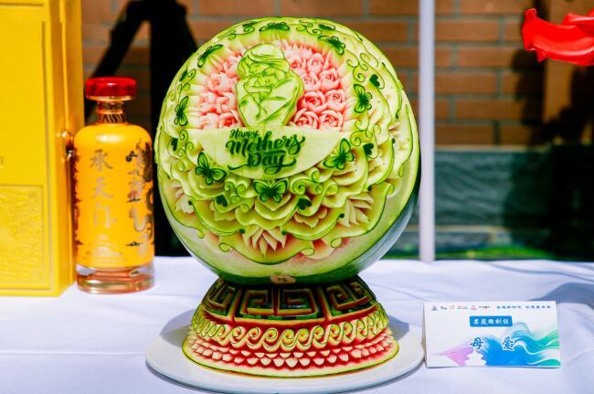 2020北京美食文创赛收官 选手比拼果蔬雕刻等项目