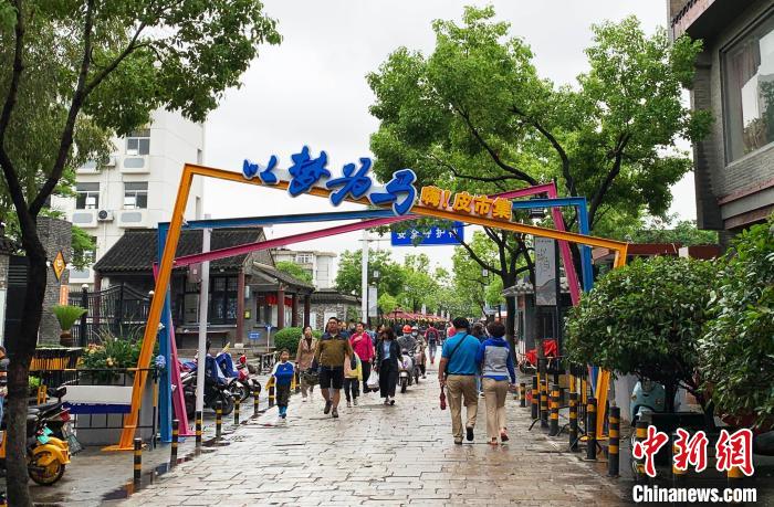 扬州百年老街皮市街首期“文创集市”开集 探路古城复兴