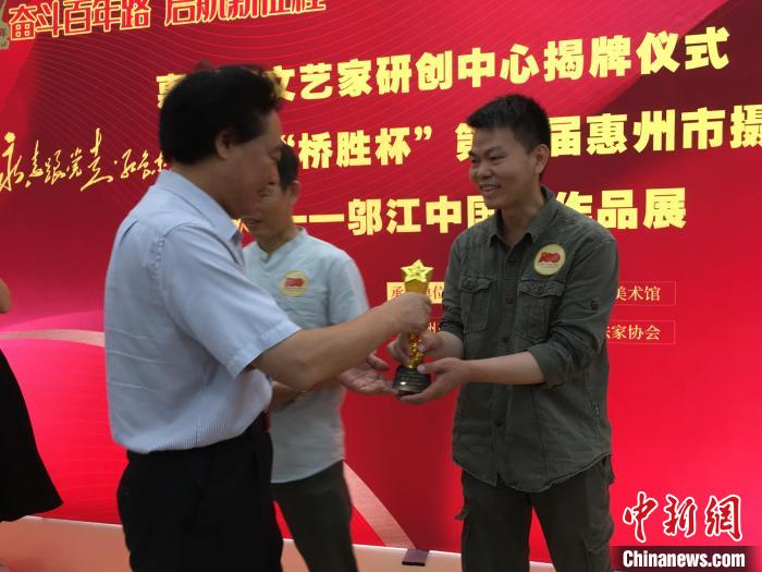 广东惠州举行以“红色”为题材的大型摄影与国画展