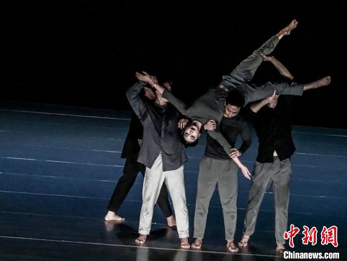 谢欣舞蹈剧场《九重奏》用舞者的身体“演奏”交响乐
