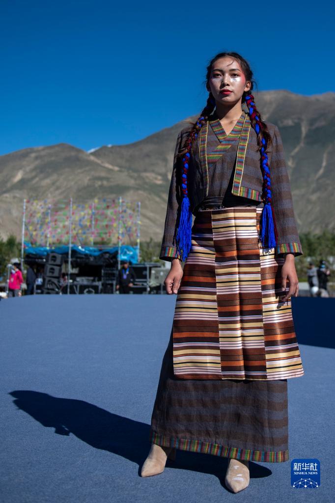 西藏山南：“雅鲁藏布”现代藏装服饰秀