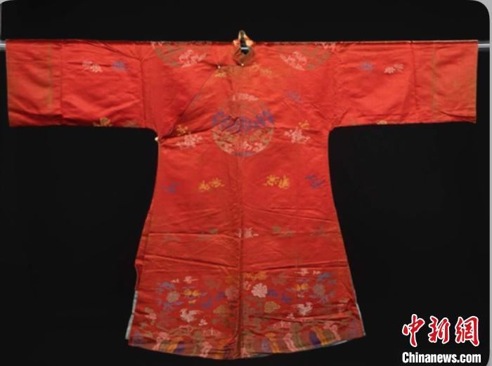 再总结当代“国风” 近百件汉族服饰非遗作品在沪展出