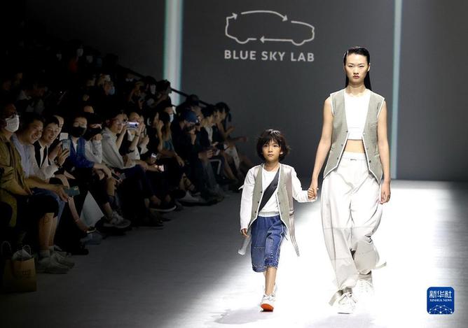 上海时装周发布环保品牌BLUE SKY LAB系列时装