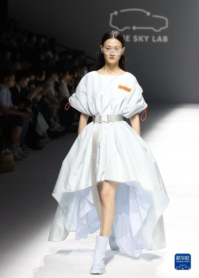 上海时装周发布环保品牌BLUE SKY LAB系列时装