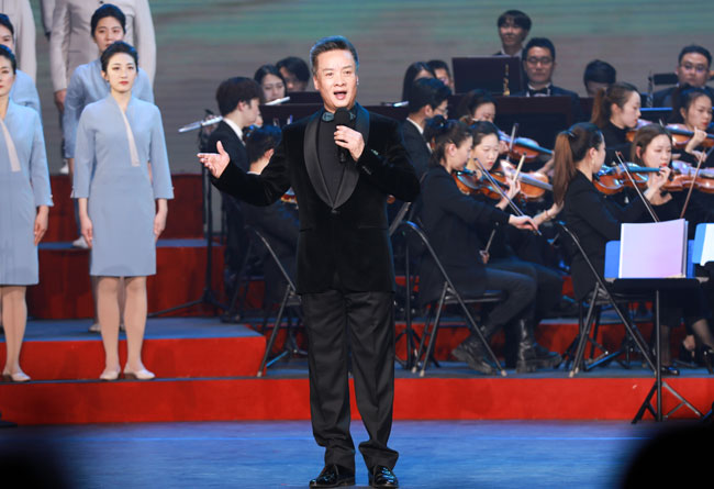 大型交响音诗画《亿万职工心向党》在京上演