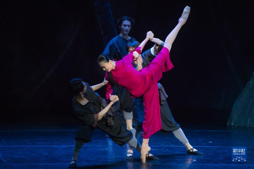“建”证战疫——中央芭蕾舞团致敬抗疫英雄专场演出在武汉举行