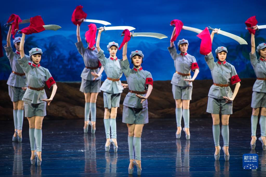 “建”证战疫——中央芭蕾舞团致敬抗疫英雄专场演出在武汉举行