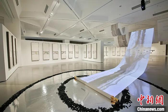 陈湘波作品展亮相厦门 大型水墨装置与观众互动