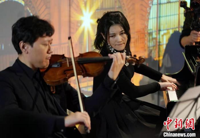 小提琴家陈曦、钢琴家孙佳依、大提琴家史鑫在分享会现场演奏 方非 摄