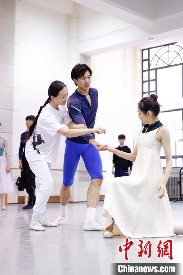 中央芭蕾舞团团长冯英(左)指导排练 时任 摄