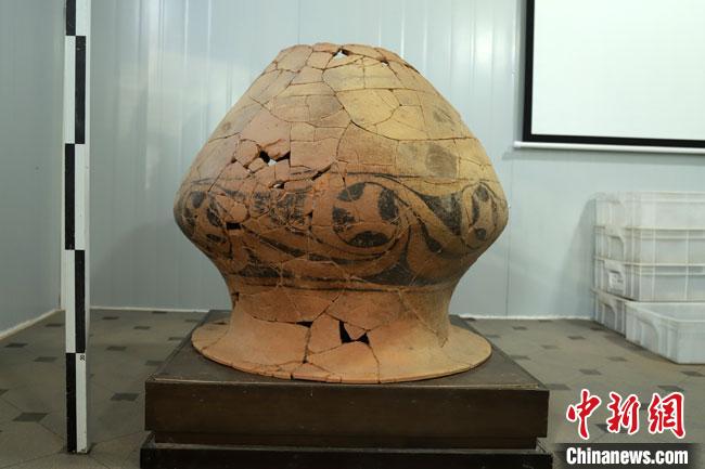 图为南佐遗址出土的彩陶罐。(资料图) 甘肃省文物局供图