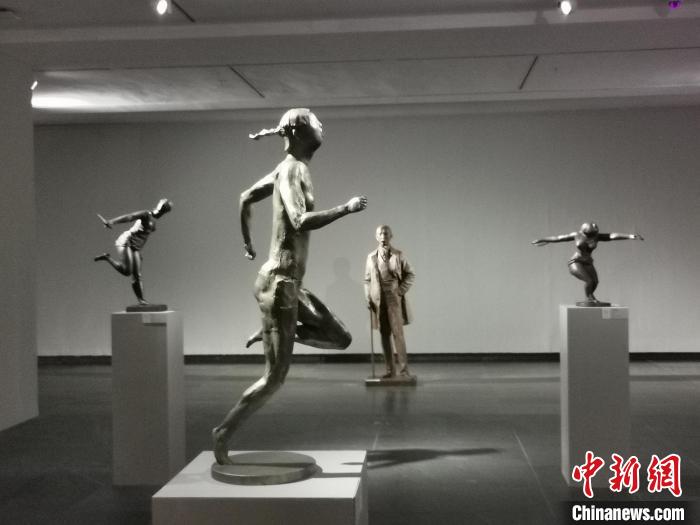 李象群雕塑作品亮相广东美术馆 程景伟 摄