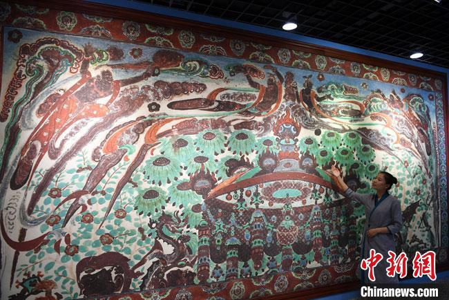 图为通过数字化采集后打印展出的大幅高保真莫高窟复制壁画320窟“散花飞天”。(资料图)杨艳敏摄