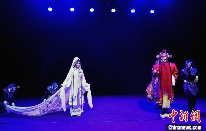 多剧种实验小剧场戏曲《故人心》在福州上演。　巫晓波 摄