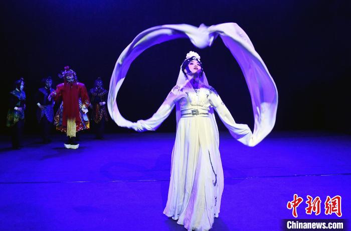 多剧种实验小剧场戏曲《故人心》在福州上演。　巫晓波 摄