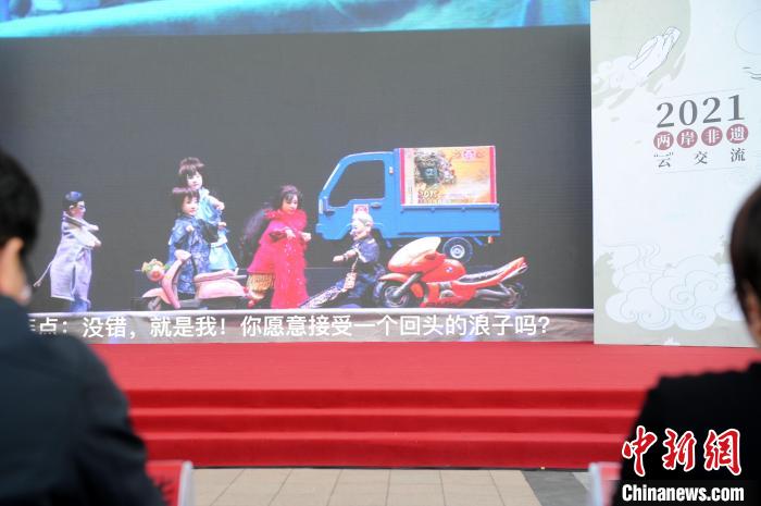 台湾嘉义长义阁掌中剧团布袋木偶戏表演《烈火玫瑰鸳鸯梦》。　张金川 摄